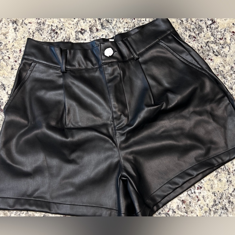 JUSTFAB
Faux leather High-Waisted Flared Shorts
Size: M
Color: Black